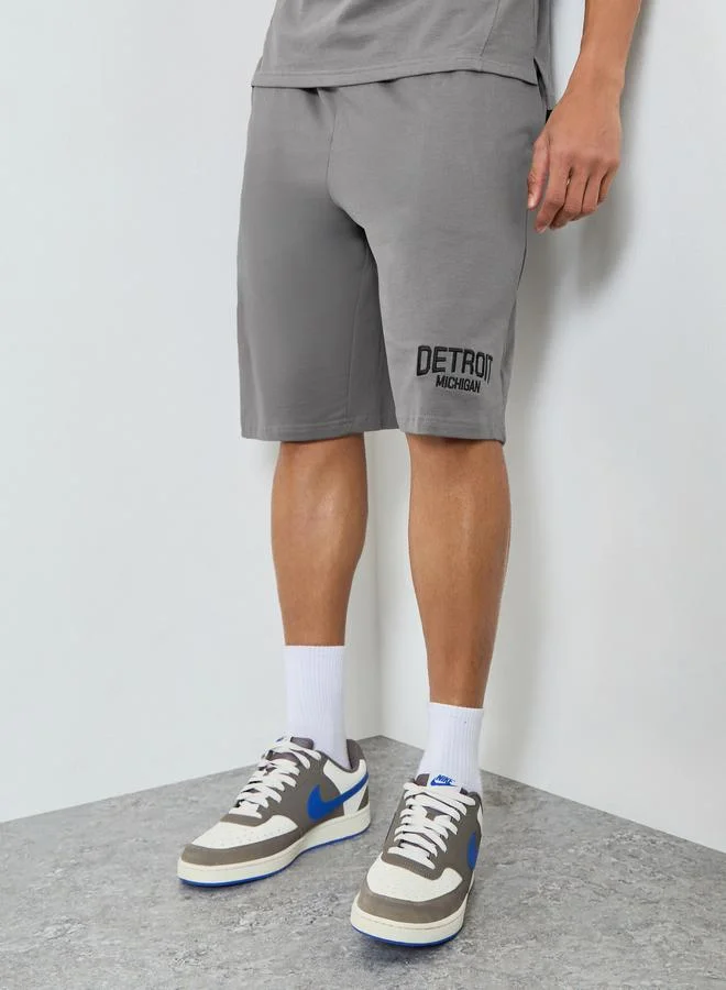 ستايلي شورت واسع بطبعة جرافيك مع جيوب